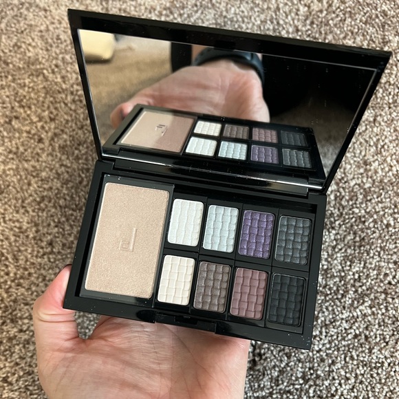 Doucce Other - Doucce Freematic Eyeshadow Pro Palette